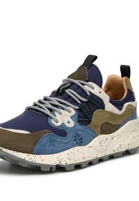 Sneaker multi-matériaux en marine, marron et bleu, avec du daim texturé, du mesh, une semelle intermédiaire mouchetée et des lacets gris avec une languette au talon.