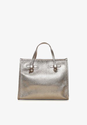 Sac à main texturé métallique avec deux anses courtes, forme rectangulaire et coutures bordées sur fond blanc.