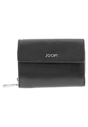 Sorte læderpung med tekstureret overflade, der har en magnetisk flaplukning og sølvfarvet hardware. Mærkenavnet "JOOP!" er præget på forsiden.