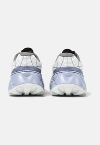 Zapatillas deportivas ligeras con parte superior de malla blanca y gris, entresuela suave azul, suela exterior texturizada y collar acolchado para mayor comodidad.