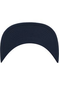Mornarskoplavi vizir s ravnim, širokim rubom. Napravljen od teksturirane tkanine, s diskretnim šavovima i glatkom donjom stranom. Bez logotipa ili akcenta.