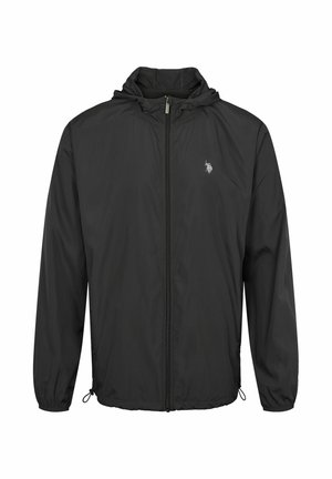 Jachetă neagră ușoară cu glugă, fermoar frontal, manșete elastice, tiv cu șnur și un mic logo brodat pe pieptul stâng.