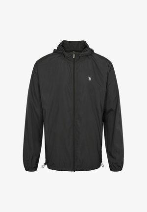 Črna lahka jakna s kapuco, z zadrgo spredaj, elastičnimi manšetami, spodnjim sponkom z vrvico in majhnim vezenim logotipom na levi strani prsnega koša.