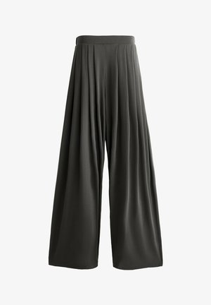 Wijde broek in donkergrijze stof, met een hoge taille, geplooide voorkant en vloeiende silhouette. Soepele textuur zonder zichtbare patronen.
