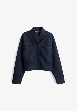 Giacca in denim scuro tagliata, con colletto a scialle, chiusura frontale con bottoni e due tasche sul petto con bottone. Texture liscia con dettagli di cucitura sottili.