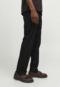 Jack & Jones PREMIUM JPSTKANE JJOTIS LINEN BLEND CHINO - Auduma bikses - black