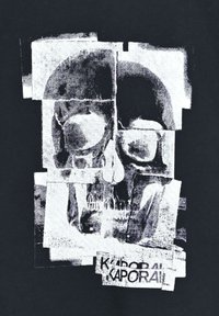 Černé tričko s fragmentovaným potiskem lebky v bílé barvě, s texturovanými oblastmi a překryvem značky "Kaporal" ve spodní části.