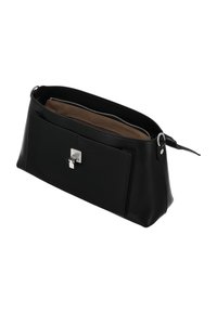 Fekete bőr táska strukturált kialakítással, ezüst fém záródással és egy elülső zsebbel. Bézs bélésű, cipzárral záródó belső tér.