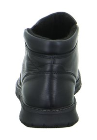 Zwarte leren enkelboots met een afgeronde achterkant, een gewatteerde kraag, een gestructureerd oppervlak, een rubberen zool en zichtbare stiksels.