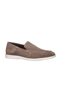 Graue Wildlederschlupfschuhe mit glatter Oberfläche, runder Zehenpartie, minimalen Nähten und einer weißen Gummisohle mit kleinen orangen Details an der Seite.