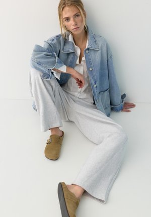 PULL&BEAR BUCKLE  - Klompe - sand