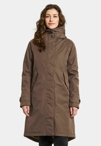 Bruine waterdichte parka met een hoge kraag, een voorrits en zijzakken. Heeft een licht uitlopende zoom en knopen bij de manchetten.