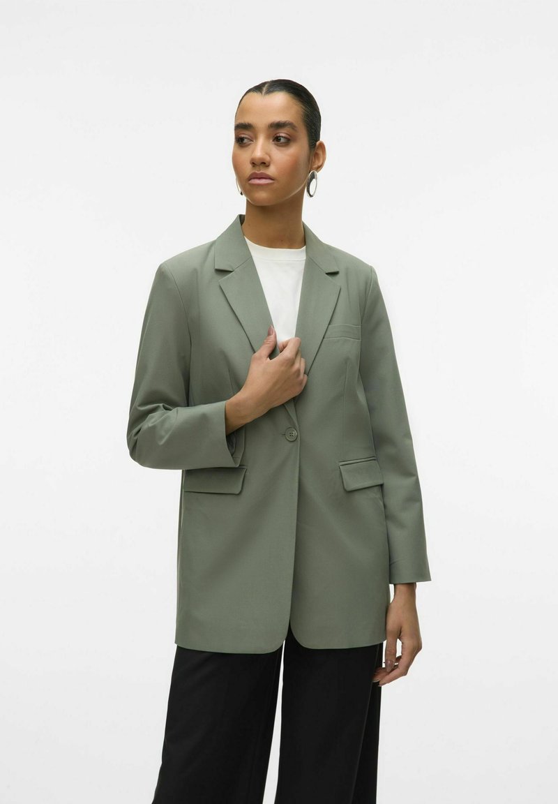 Blazer vert olive en tissu lisse, avec un col cranté, fermeture à un bouton, deux poches avant et coupe ajustée.