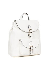 Witte leren rugzak met een ronde flap, zwarte accenten, gouden gespen en twee voorvakjes. Gladde textuur, gestructureerde vorm.