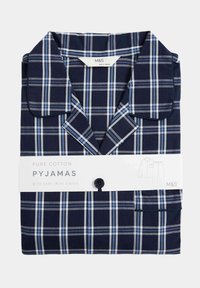 Pijamas de algodón puro en azul marino con un patrón a cuadros en azul claro y blanco. Cuenta con un cuello con muesca y botón, y un acabado fácil de planchar.