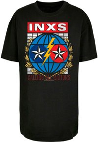 Sort bomulds t-shirt med et grafisk design med en blå og rød globus, gul lynbolt og femtakkede stjerner. Teksten siger "INXS CALLING ALL NATIONS."