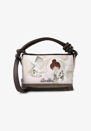 Kleine beige-braune Handtasche mit einer Cartoon-Mädchen-Motiv, geometrischen Designs, dem Text "Verliebt in Wissen" und einem dunkelbraunen, gedrehten Griff.