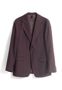 Blazer burdeos con solapas de muesca, dos bolsillos frontales, cierre de un solo botón y una textura sutil. Interior forrado visible.