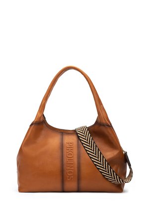 Sac à main en cuir marron avec poignées arrondies, une bandoulière noire et beige à motif chevron, et le logo "PIKOLINOS" embossé sur le devant.