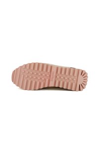 Suola in gomma di colore rosa chiaro. Presenta una texture rigata con scanalature orizzontali e verticali, ampia al tallone e che si restringe verso la punta.