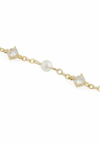 Guldkedjebraslett med en central pärla, flankeras av två klara ädelstenar i klorinställningar. Slät yta med en stilren design.