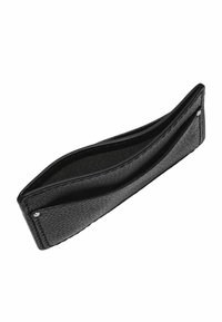 Zwart leren portemonnee met een gestructureerd oppervlak, met twee compartimenten en zilveren accenthardware op de rand. Slanke, langwerpige vorm.