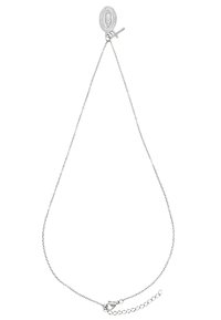 Sølvkjede med oval anheng med utsmykking, en toggle-spenne, og justerbar lengde med kettingforlengelse.