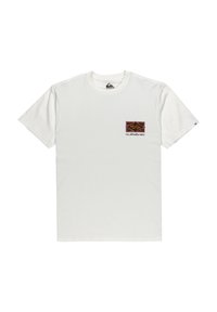 Camiseta blanca de algodón con mangas cortas, que presenta un parche de logo geométrico de color en el lado izquierdo del pecho y un cuello redondo.