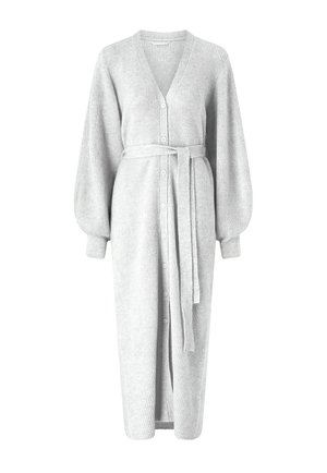 Langer hellgrauer Strickcardigan mit V-Ausschnitt, Knopfverschluss, passendem Gürtel und voluminösen langen Ärmeln mit enganliegenden Bündchen.