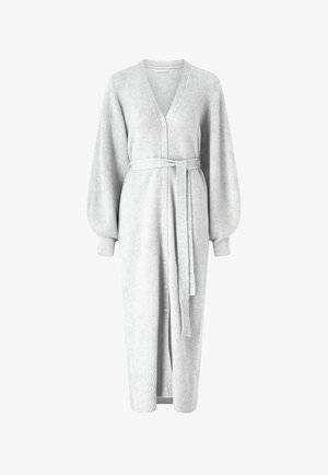 Langer hellgrauer Strickcardigan mit V-Ausschnitt, Knopfverschluss, passendem Gürtel und voluminösen langen Ärmeln mit enganliegenden Bündchen.