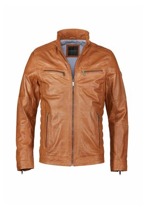 Chaqueta de cuero marrón con un cuello alto, cierre de cremallera en la parte delantera y dos bolsillos en el pecho. Presenta detalles acolchados en las mangas.
