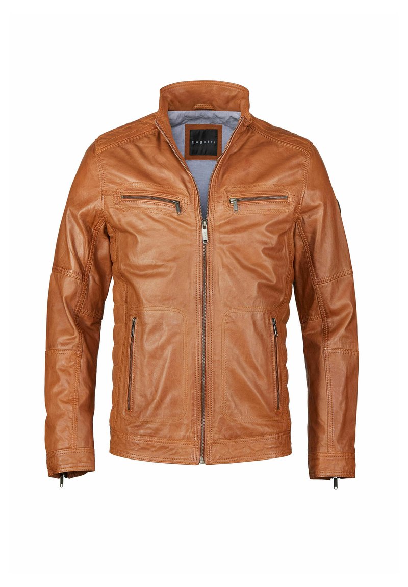 Chaqueta de cuero marrón con un cuello alto, cierre de cremallera en la parte delantera y dos bolsillos en el pecho. Presenta detalles acolchados en las mangas.