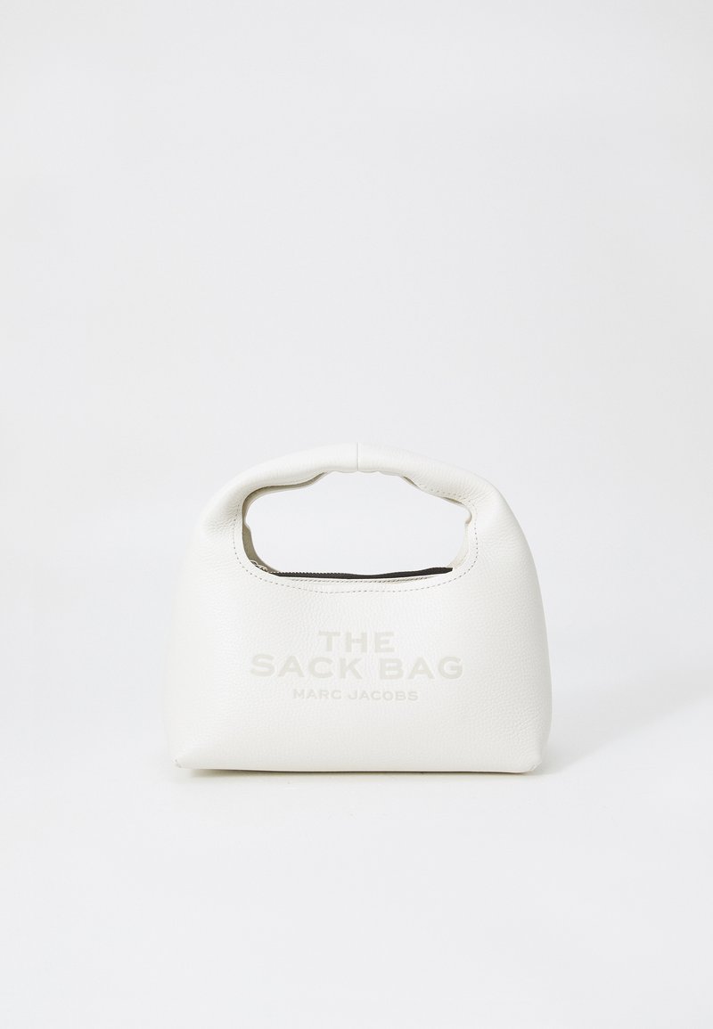 Bolsa de couro branca com um topo arredondado, alça curta e marcação em relevo. Textura suave, fecho em zíper, forma compacta.