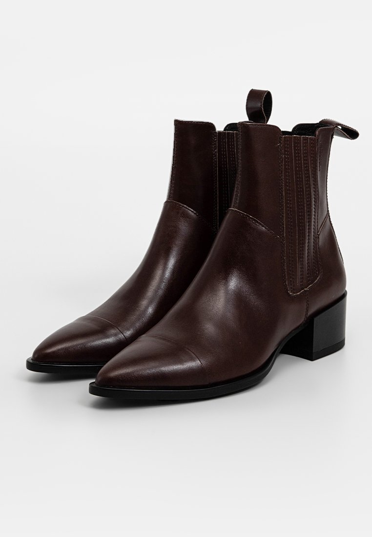 Ciemnobrązowe skórzane botki za kostkę z ostrymi noskami, elastycznymi bocznymi panelami, uchwytami oraz niskimi obcasami w kształcie bloku.