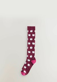 Knähöga bordeauxfärgade strumpor med ett plyschigt vitt fårmönster och rosa detaljer på tån och hälen. Slät textur, elastisk manschettdesign.