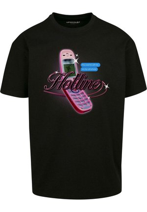 Čierne bavlnené tričko s grafikou ružového flip telefónu a textovými bublinami, s nápisom "Hotline" v štýlovom písmene.