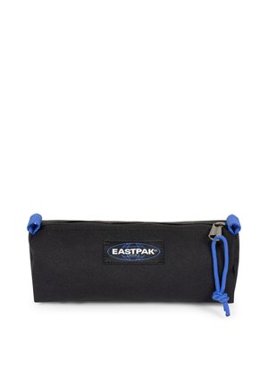 Estuche para lápices Eastpak negro con tiradores de cremallera azules y parche con logo en la parte delantera, forma rectangular, material de tela.