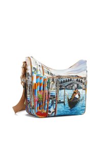 Borsa a spalla caratterizzata da un paesaggio colorato di Venezia, realizzata in materiale sintetico, con una forma curva, accenti arancioni e tracolla regolabile.