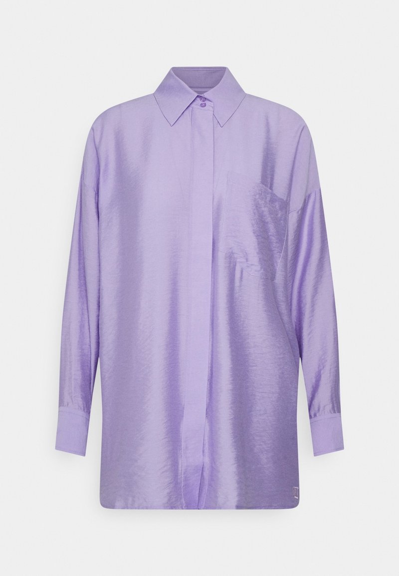 Chemise en satin lavande à manches longues avec patte de boutonnage cachée, col pointu, manches avec poignets et poche poitrine sur le côté gauche.