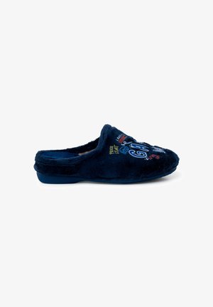 Zapatilla de casa de felpa azul marino, suave al tacto, con diseños bordados en amarillo y rojo en la parte superior. Suela de goma plana.