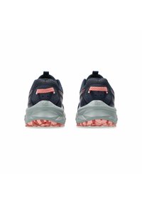 Une paire de chaussures de course bleu marine et gris avec des accents corail, vue de l'arrière, montrant des semelles texturées et des boucles au talon.