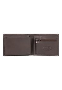 Billetera de cuero marrón con un bolsillo con cremallera, múltiples ranuras para tarjetas y marca en relieve. Textura suave y bordes cosidos. Cerrada para su exhibición.