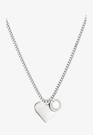 Sølv kæde med en glat hjerteanheng og en rund charm med indgraveret tekst, der viser en poleret finish og moderne design.