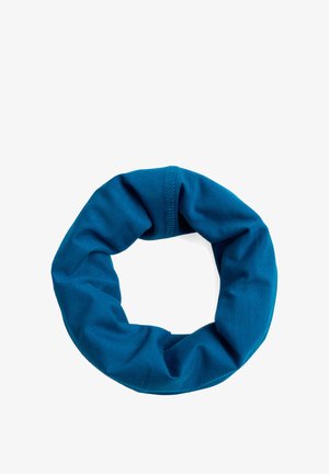 Modrý látkový scrunchie s viditeľným šitím, usporiadaný do kruhového tvaru na bielom pozadí.