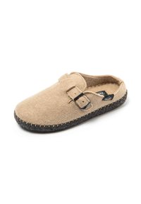 Zapatilla de fieltro beige con suela de goma negra, con un acento de hebilla de metal y detalles cosidos a mano a lo largo del borde.