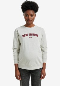 Hellgraues Sweatshirt mit dem in Bordeauxrot gestickten Text „NEW EDITION baby“. Langer Ärmel, Rundhalsausschnitt und gerippte Bündchen und Saum.