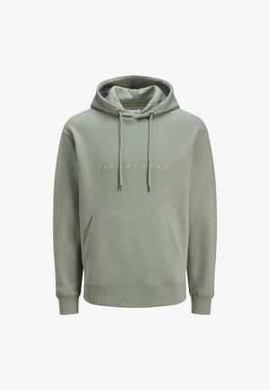 Sudadera de color gris verdoso con capucha ajustable, bolsillo frontal tipo canguro, puños y dobladillo acanalados. Presenta el texto blanco "JAC & JONES" en el pecho.