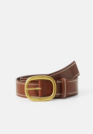 Brauner Ledergürtel mit einer goldenen rechteckigen Schnalle, die weiße Nähte entlang der Kante aufweist. Glatte Textur mit einem eleganten Design.