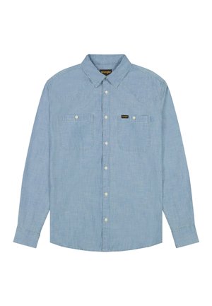 Gaiši zila garām piedurknēm džinsa krekls ar divām krūšu kabatām un baltām pogām, aprīkots ar klasisku apkakli un Wrangler zīmola etiķeti.