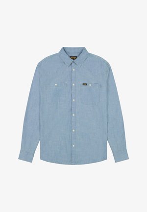 Gaiši zila garām piedurknēm džinsa krekls ar divām krūšu kabatām un baltām pogām, aprīkots ar klasisku apkakli un Wrangler zīmola etiķeti.